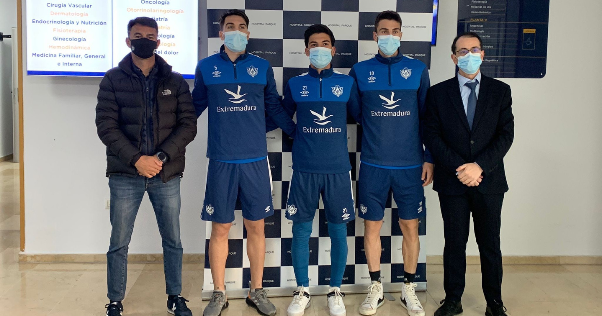 Hospital Parque San Francisco colabora con el CP Cacereño realizando reconocimientos médicos